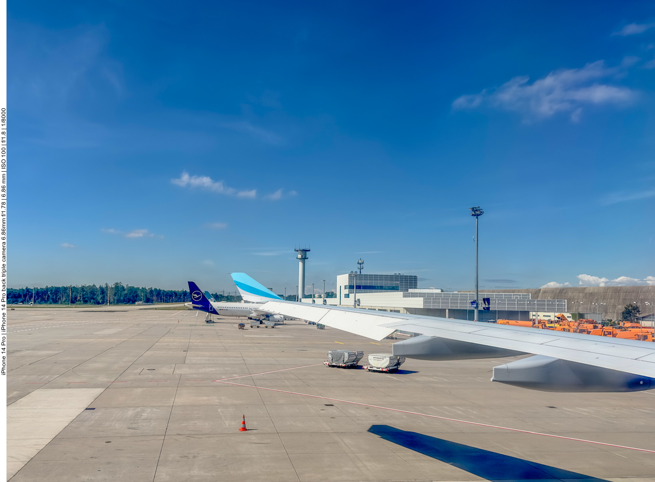 Blick aus dem Flugzeugfenster auf dem Flughafen Frankfurt 