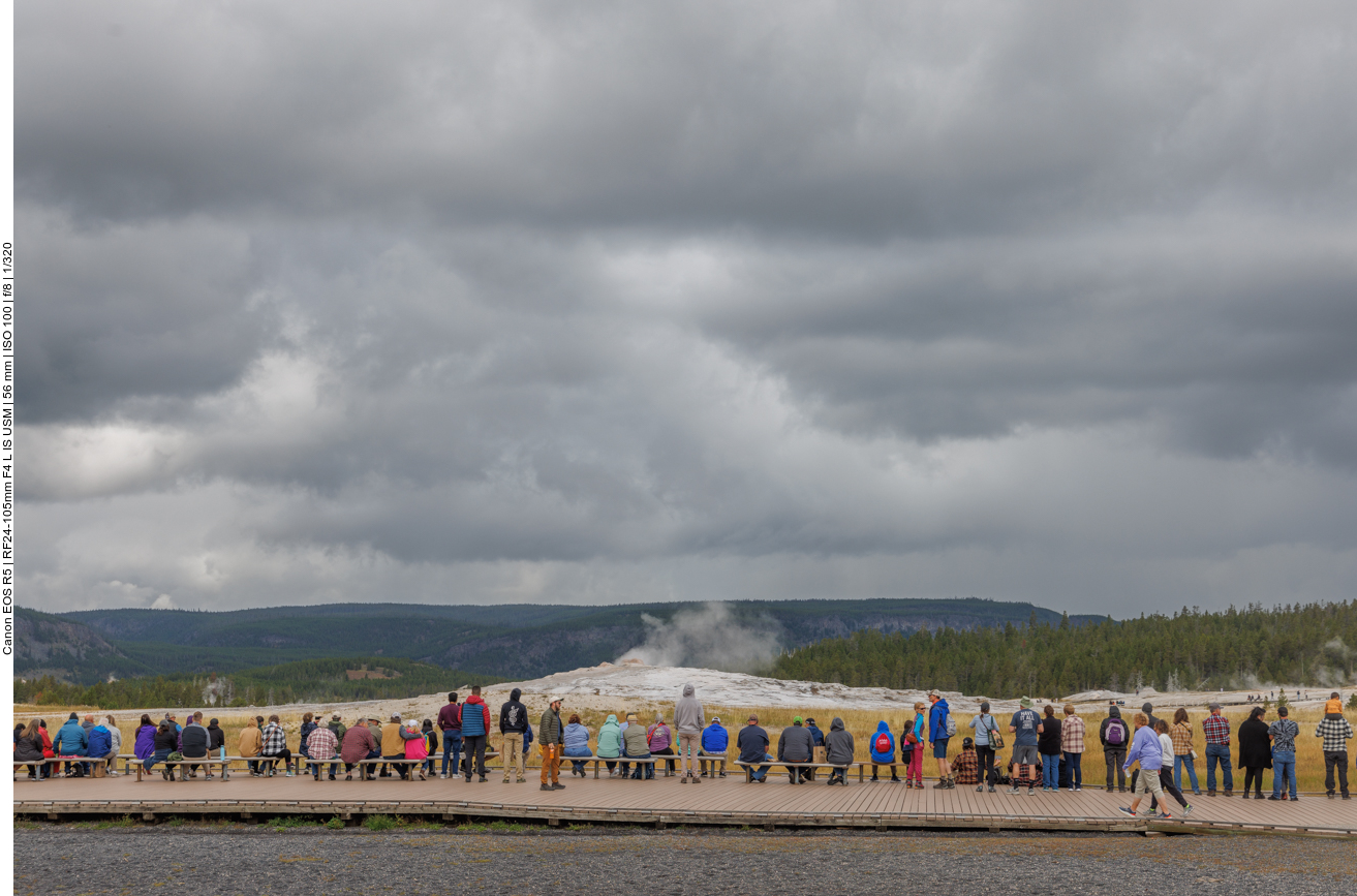 Am berühmten "Old Faithful Geyser" haben sich schon die Leute versammelt ... 