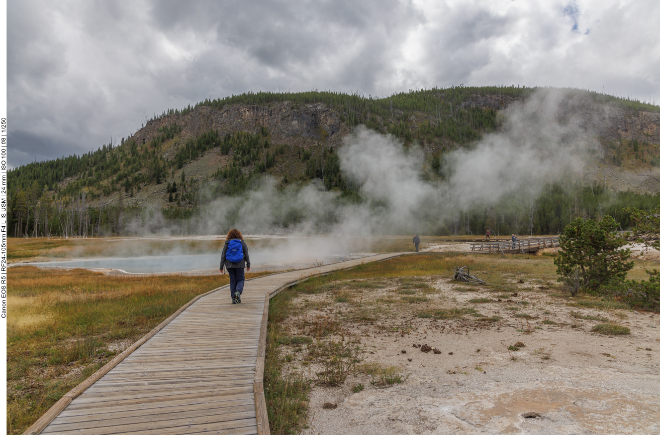 Auf sicheren Wegen, der Boden daneben bricht leicht ein, wandern wir durch das "Upper Geyser Basin"