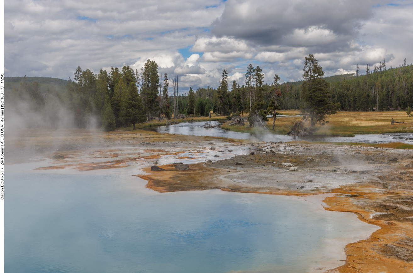 Ein großer Pool neben dem Firehole River 