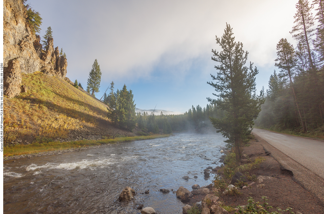 Wir fahren entlang des Firehole River flussaufwärts ...