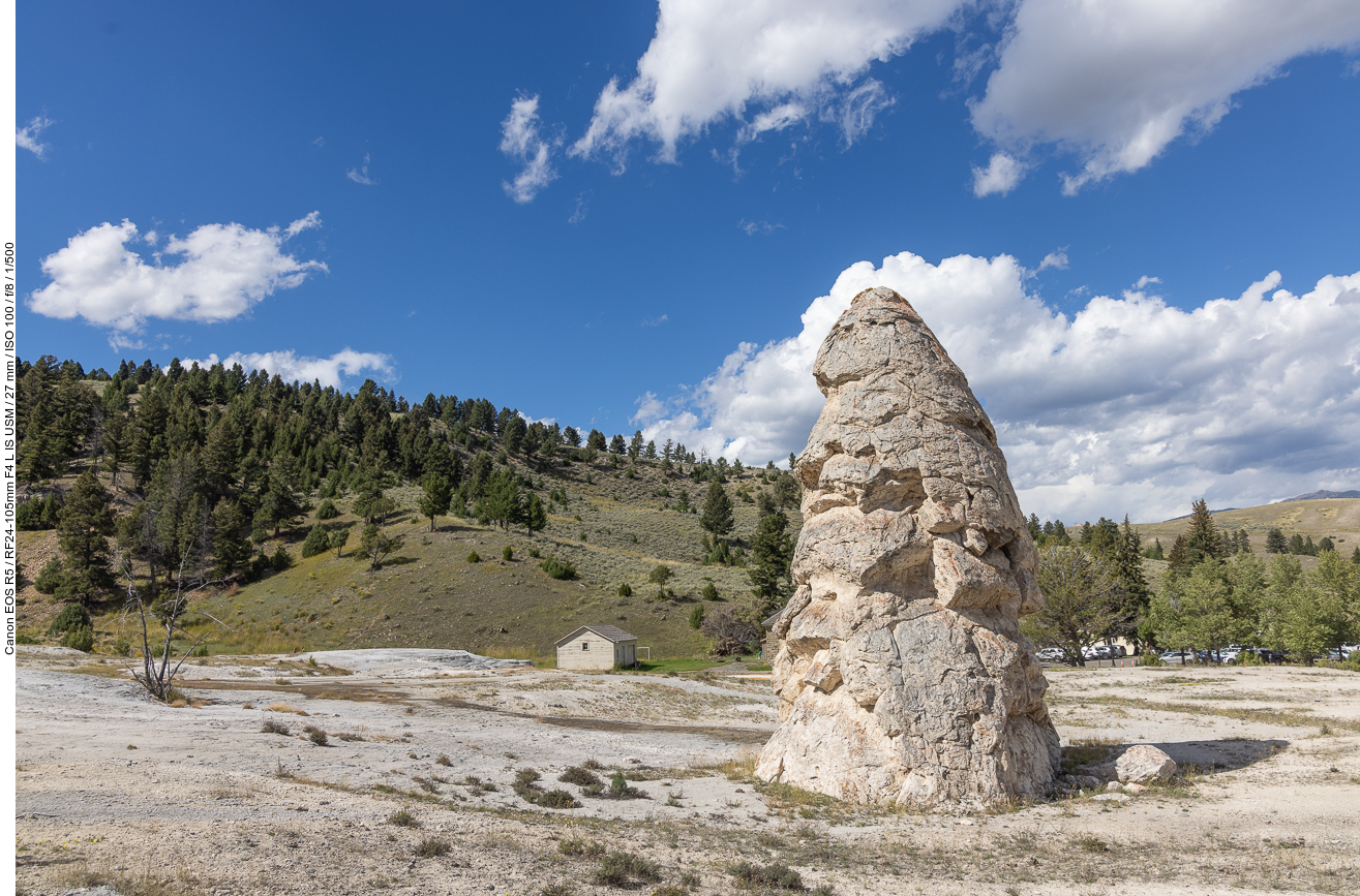 Vor den Sinterterrassen steht der Liberty Cap