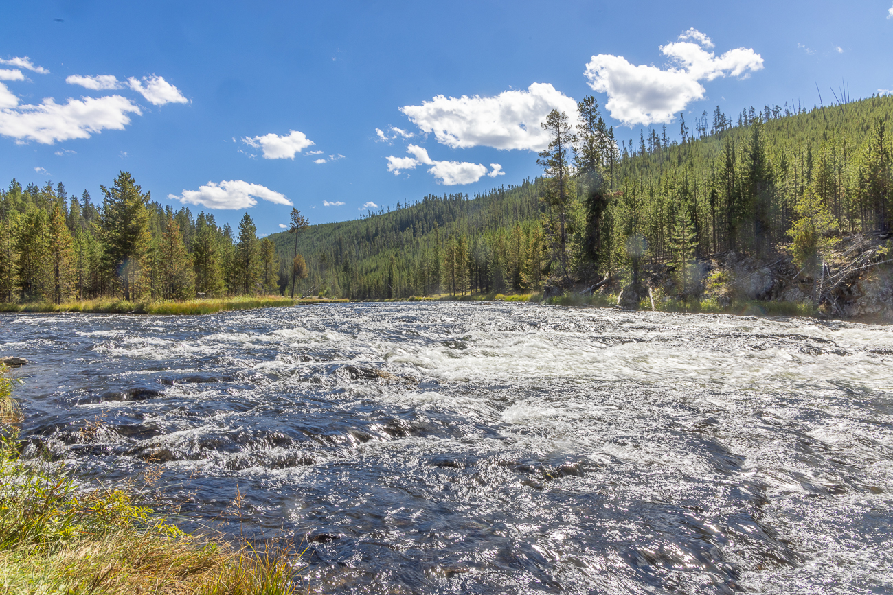 Der Fluss oberhalb der Stromschnellen ...