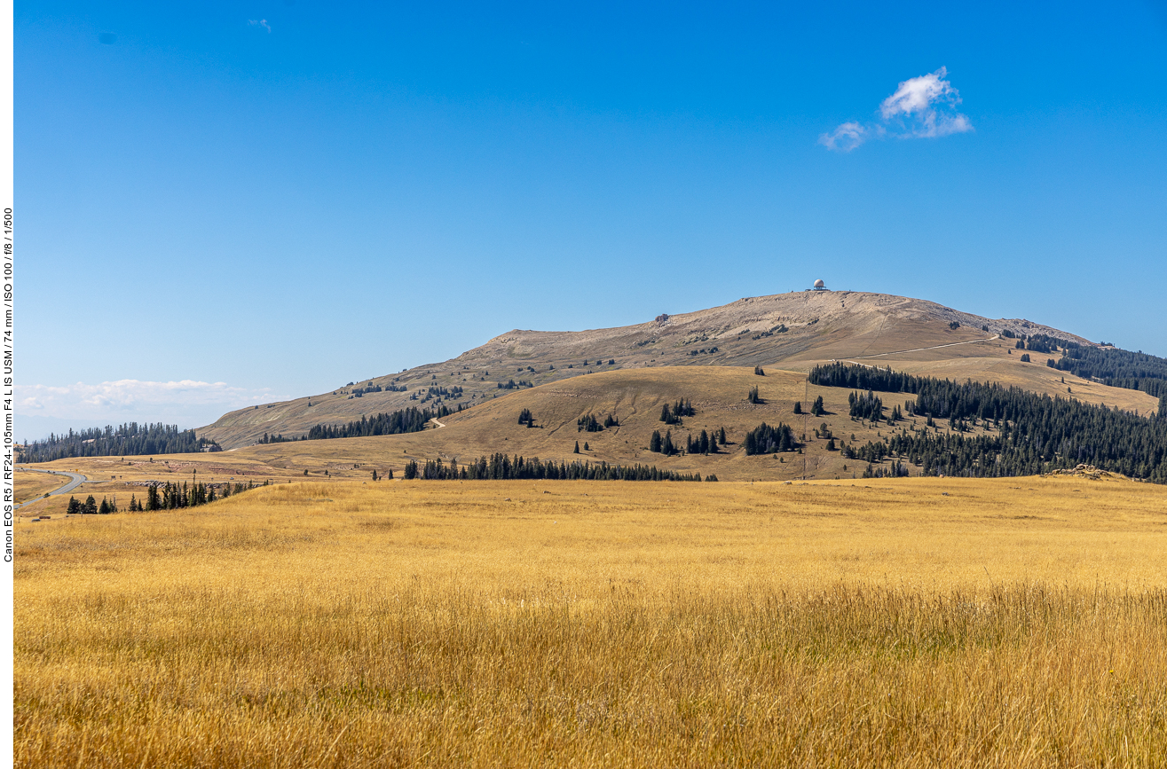 Dort oben, unterhalb der Kuppel, ist das "Medicine Wheel", eine historische Stätte der First Nations