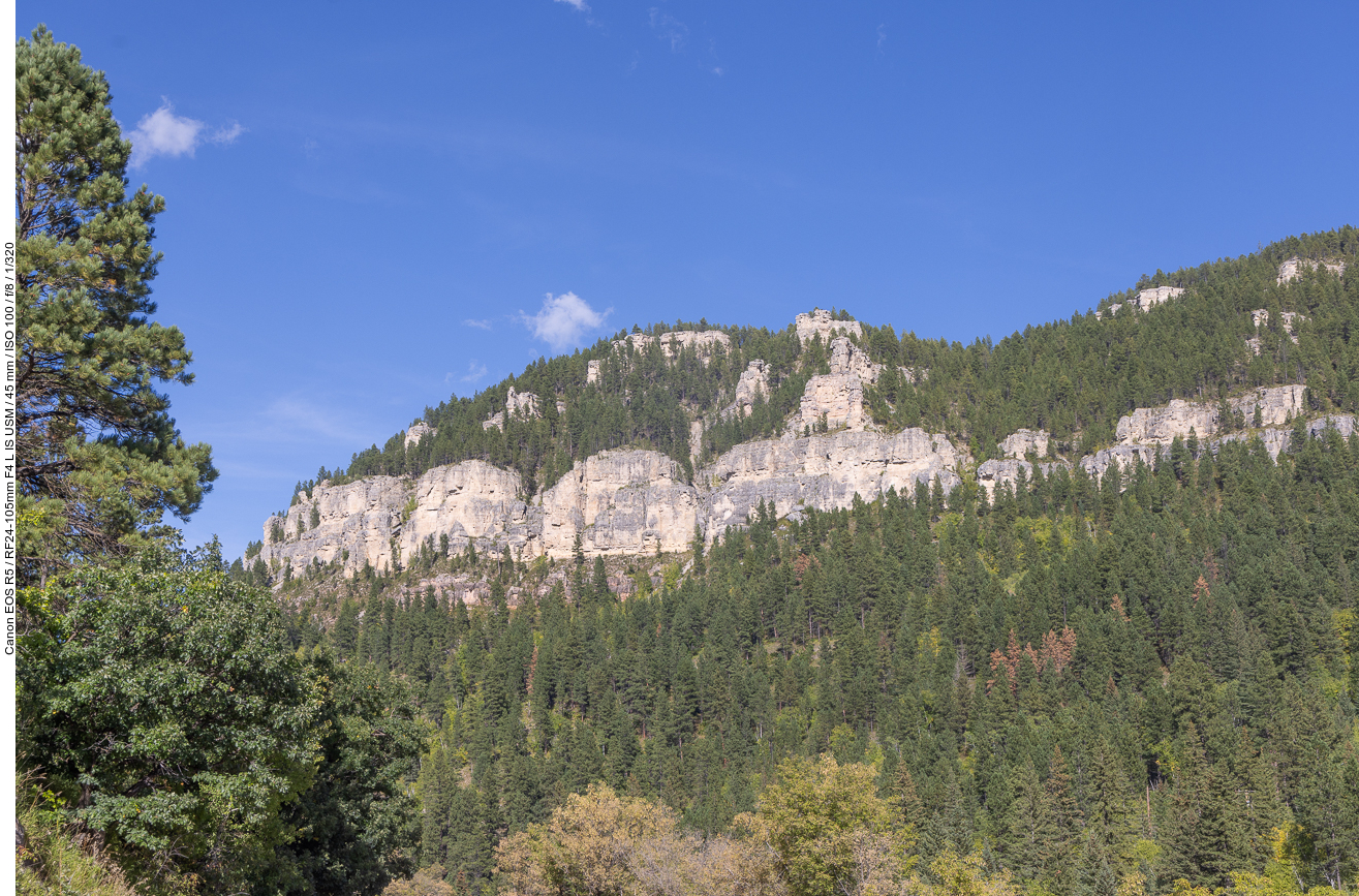 ... und mal hohe Felsen über dem Tal