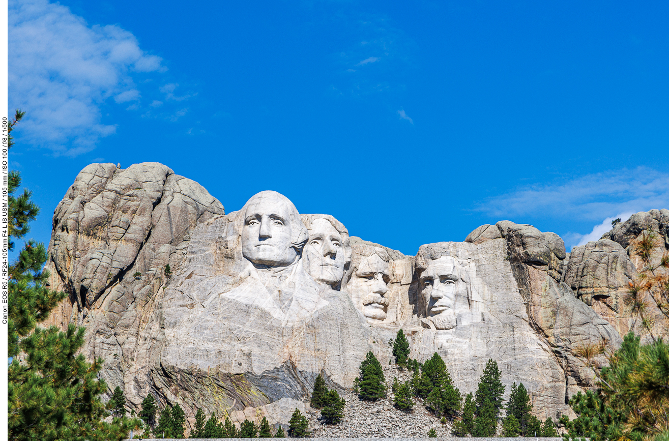 Das Mount Rushmore National Memorial ist ein 1941 fertiggestelltes Denkmal, das aus monumentalen Porträtköpfen der vier bis zur Zeit seiner Erstellung als am bedeutendsten und symbolträchtigsten geltenden US-Präsidenten besteht. Jedes Porträt ist 18 Meter hoch. Vor dem Denkmal sind Ausschnitte aus berühmten Reden der vier Präsidenten auf Schrifttafeln zu lesen. Das Mount-Rushmore-Nationaldenkmal wird auch als Schrein der Demokratie bezeichnet. Allerdings wurde es auch als eine Entweihung eines heiligen Berges der Lakotas betrachtet, der Six Grandfathers (Lakota: T?u?kášila Šákpe) genannt wurde.
