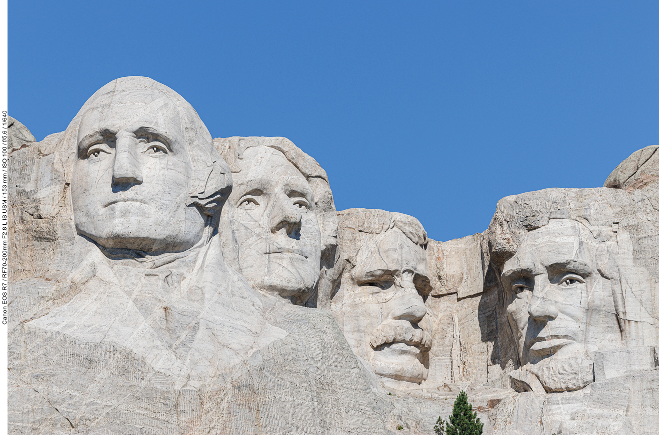 Der Mount Rushmore ist ein 1.745 m hoher Berg in den Black Hills, South Dakota nahe der Stadt Keystone. Der Berg verdankt seinen Namen dem New Yorker Anwalt Charles Rushmore, der ursprünglich die Goldschürfrechte für das Gebiet erworben hatte. Von links nach rechts: George Washington, Thomas Jefferson, Theodore Roosevelt und Abraham Lincoln