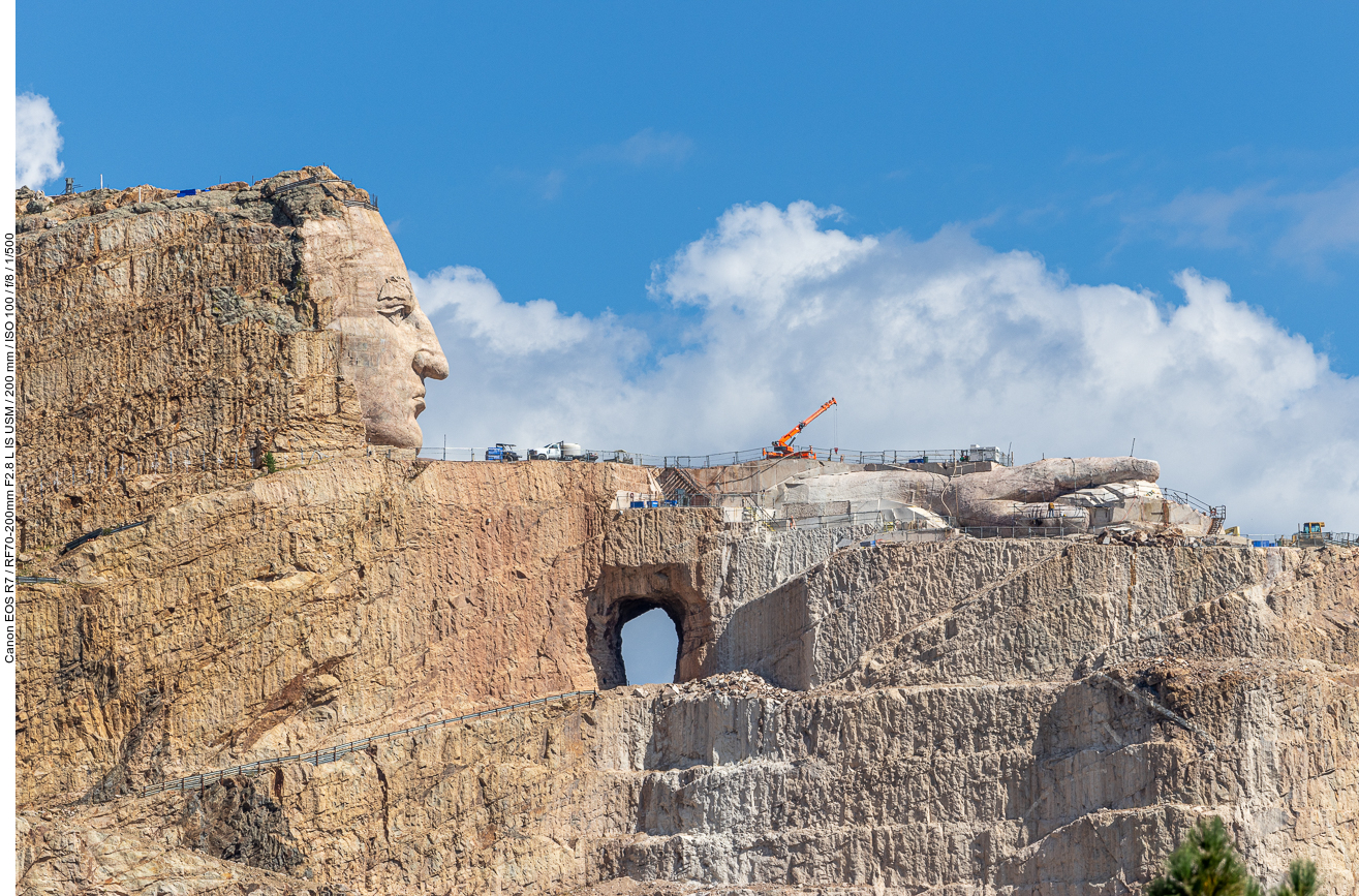 Das Crazy Horse Memorial ist ein im Bau befindliches Bergdenkmal auf einem Privatgrundstück in den Black Hills, im Custer County, South Dakota. Es wird den Oglala-Lakota-Krieger Crazy Horse darstellen, der auf einem Pferd reitet und auf sein Stammesland zeigt. Das Denkmal wurde von Henry Standing Bear, einem Lakota-Ältesten, in Auftrag gegeben und von Korczak Ziolkowski geschaffen. Es wird von der Crazy Horse Memorial Foundation, einer gemeinnützigen Organisation, betrieben. An dem Denkmal wird seit 1948 gearbeitet, und es ist noch lange nicht fertiggestellt.