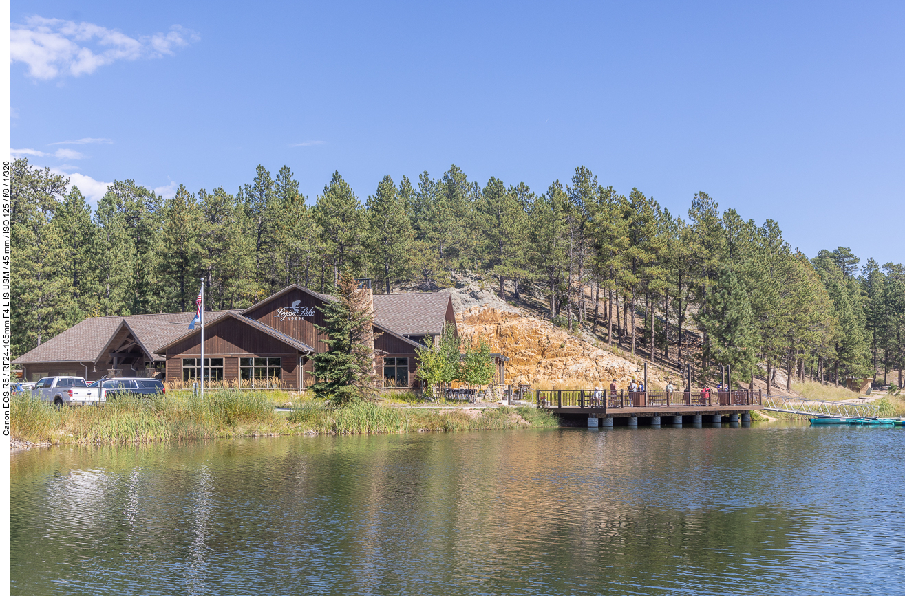 Ein kleiner See mit Campingplatz, Lodge und Möglichkeiten für Wassersport