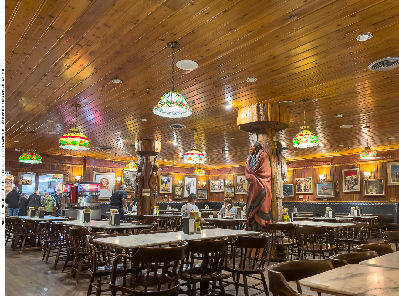 Der Wall Drug Store ist eine Touristenhöhle mit zahlreichen Souvenir-Läden ...