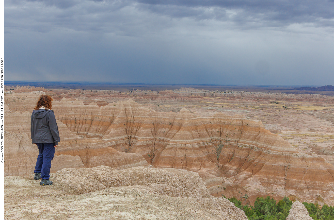 Blick über die Badlands und auf die Regenwolken