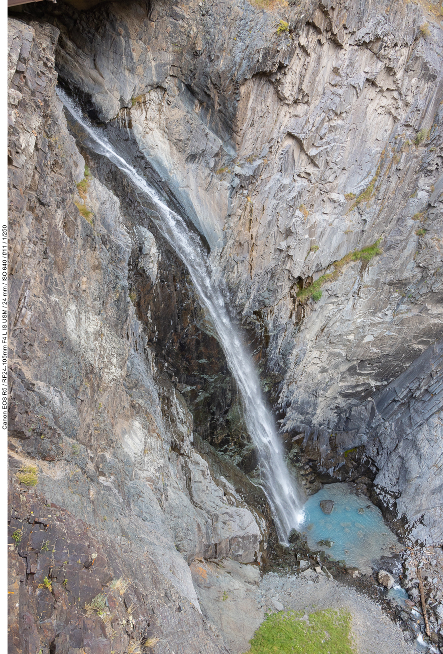 Gegenüber der Rippen stürzt Wasser in die Tiefe