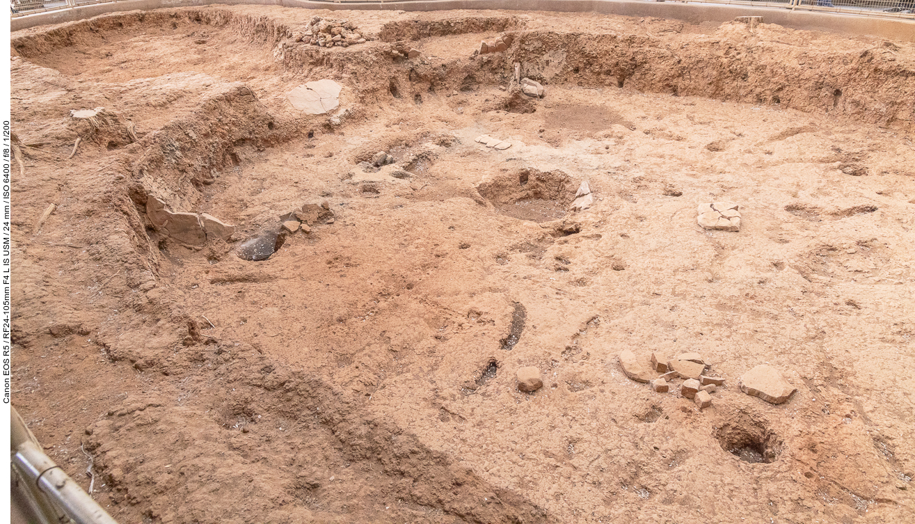 Ausgrabung eines Pit House. Eine Grube im Boden wurde mit Holz und Erde überdacht