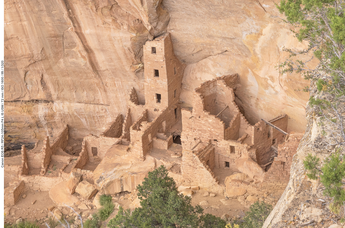 Pueblo mit Bauten in mehreren Ebenen