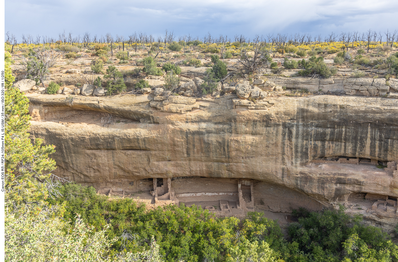 Unter der Felswand findet man noch weitere Pueblos ...