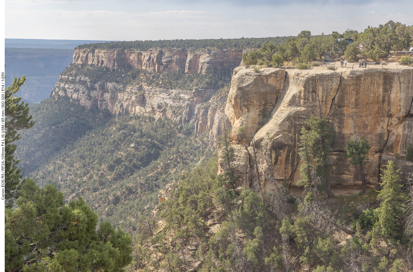 Rechts sieht man einen der Aussichtspunkte über dem Canyon
