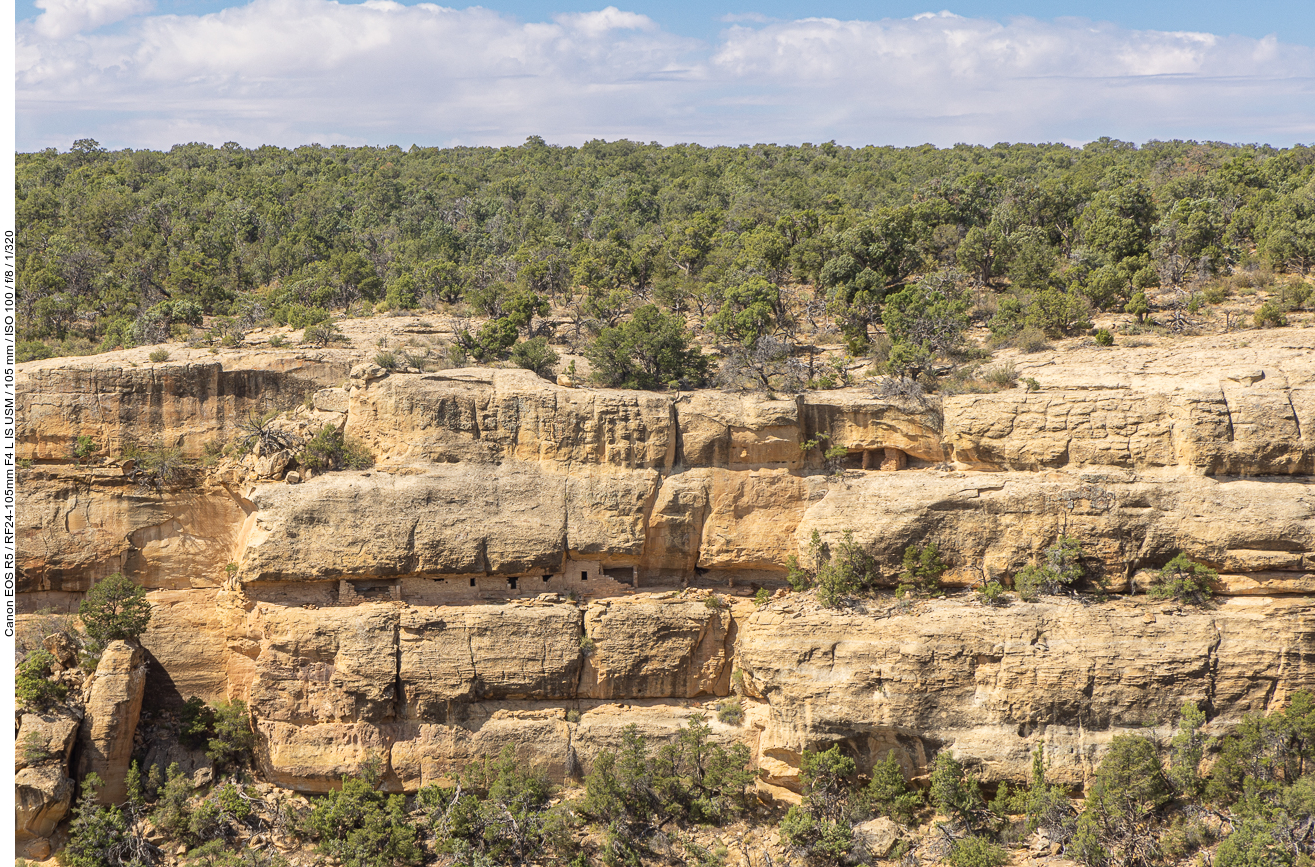 In den Felsspalten verstecktes Pueblo