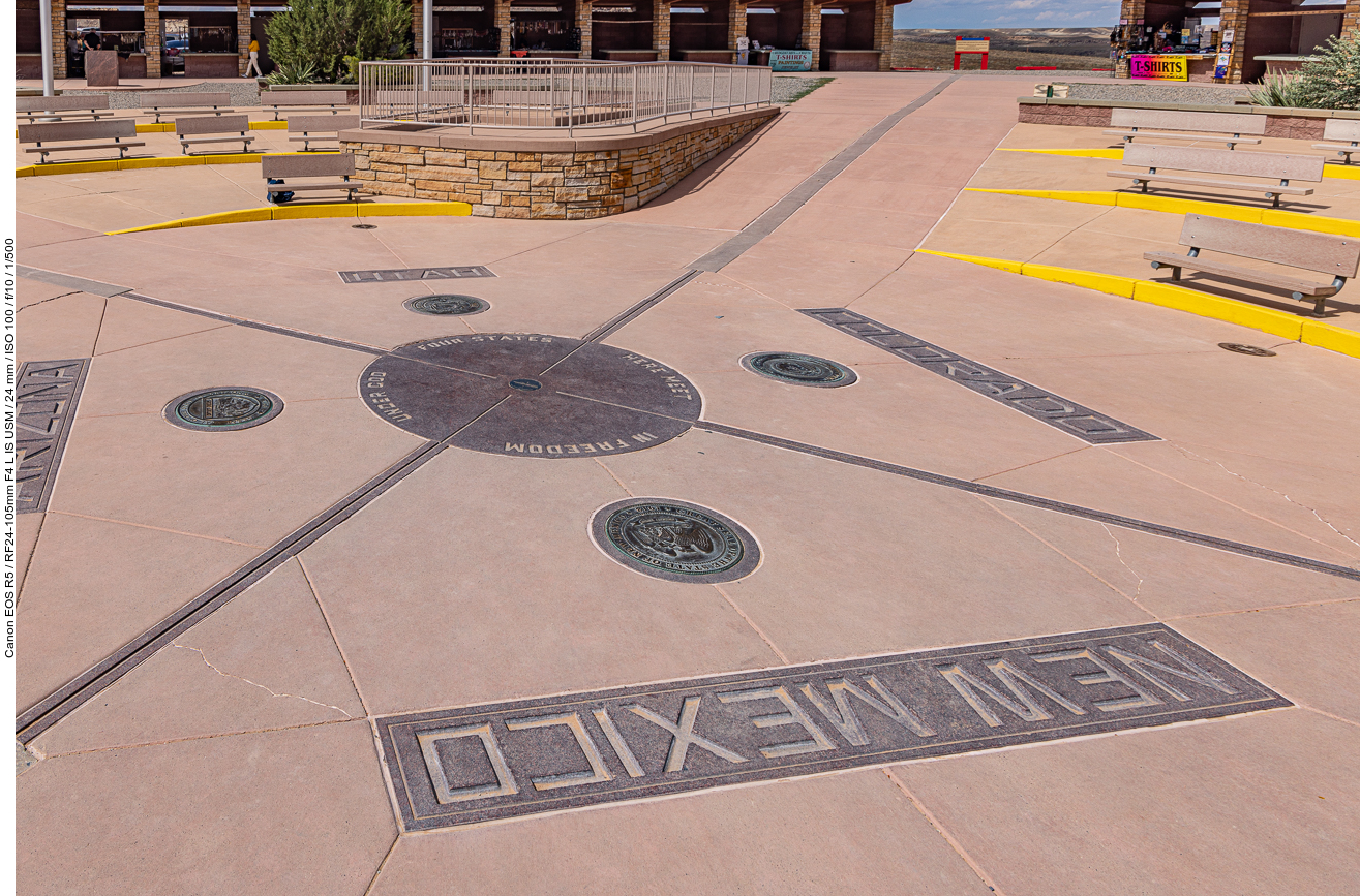 Das Four Corners Monument ist ein Denkmal an der Stelle, an der die vier US-Bundesstaaten Utah, Colorado, New Mexico und Arizona aufeinandertreffen. Dies ist das einzige Bundesstaaten-Vierländereck der Vereinigten Staaten. Es liegt auf dem Colorado-Plateau und gehört zur Navajo Nation, dem selbstverwalteten Territorium der Navajo