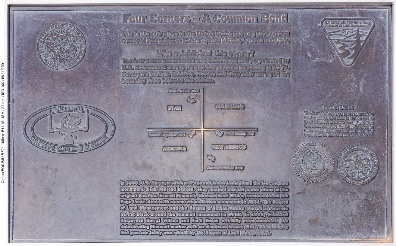 Die Granitplatte trägt die Inschrift: Here meet in freedom under God four states (deutsch: Hier treffen sich vier Staaten in Freiheit unter Gott). Der Schriftzug ist im Kreis angeordnet, in jedem der vier Sektoren stehen zwei Worte. Je nach Startpunkt ergeben sich drei weitere Lesemöglichkeiten: In freedom under God four states here meet / Under God four states here meet in freedom / Four states here meet in freedom under God. Um die Granitplatte herum sind in den einzelnen Sektoren die Wappen der jeweiligen Staaten angebracht