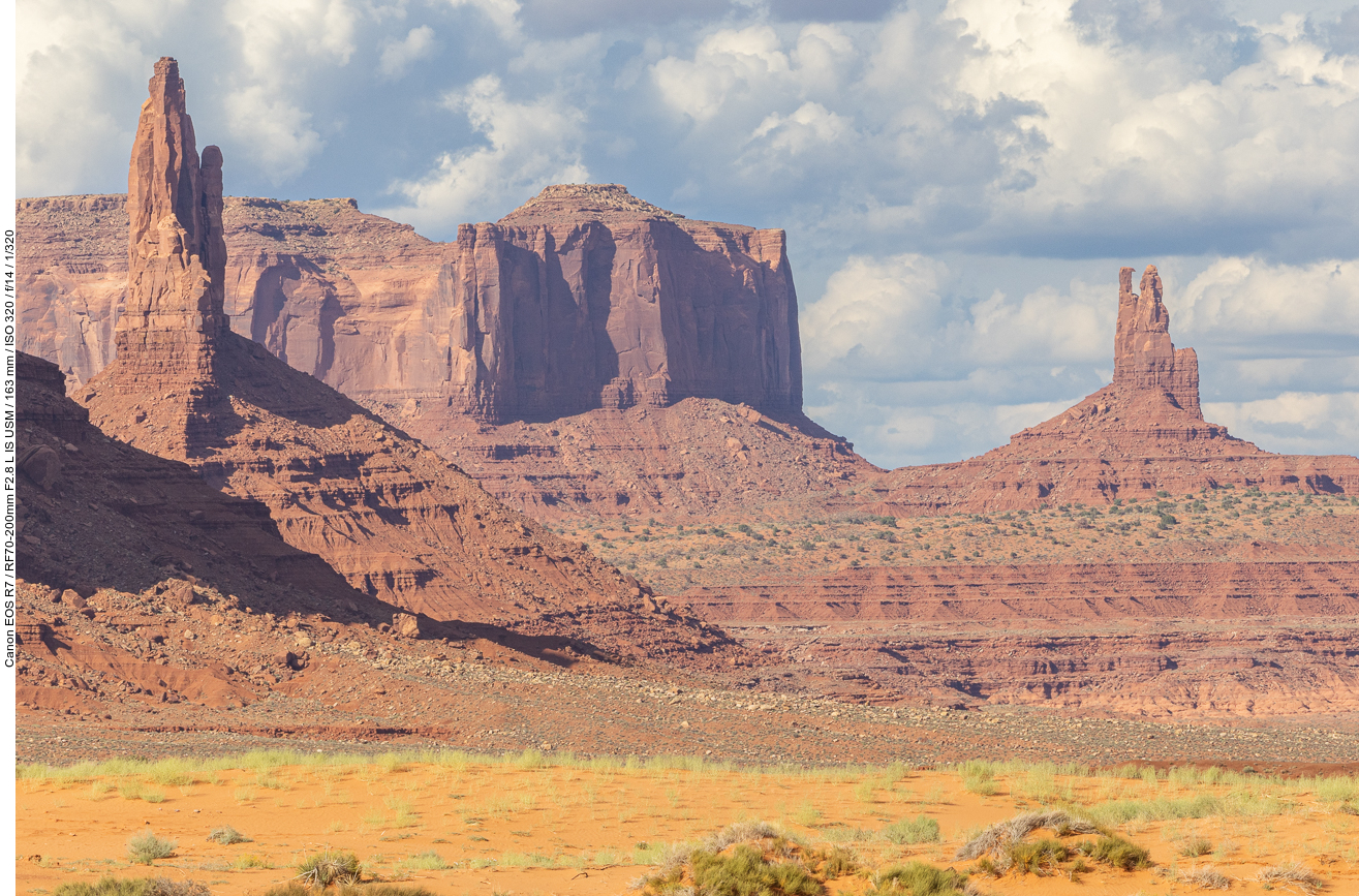 Das Monument Valley liegt in der Four-Corners-Region, an der Grenze zwischen Arizona und Utah, westlich der Staatsgrenzen zu Colorado und New Mexico in einer Höhe von fast 1.900 m und wird bevölkerungsstatistisch in die beiden Schwestergebiete Oljato, Arizona und Oljato, Utah geteilt. Die Temperaturen im Monument Valley variieren zwischen −3°C im Winter und durchschnittlich 30°C im Sommer. Der Niederschlag beträgt durchschnittlich 240 mm im Jahr und fällt teilweise als Schnee. Niederschläge, Temperaturunterschiede sowie der Wind haben wesentlich dazu beigetragen, die heutige Landschaft zu formen