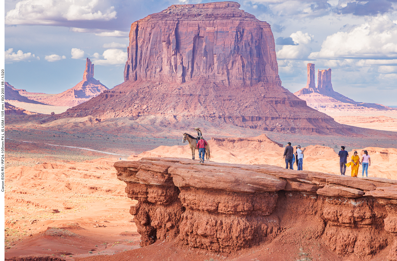 Heute verdienen die Navajos Geld damit, wenn sich Touristen auf einem Pferd vor den berühmten Buttes ablichten lassen