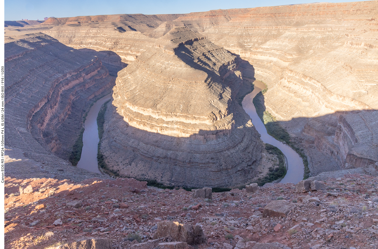 Der Goosenecks State Park ist ein State Park im Südosten des US-Bundesstaates Utah, nicht weit entfernt von Mexican Hat und dem Monument Valley. Vom Aussichtspunkt (welcher sich in ca. 1.500 m Höhe befindet) kann man einen Blick auf den San Juan River werfen, der sich im Verlauf von Millionen Jahren inzwischen gut 300 m tief eingegraben hat