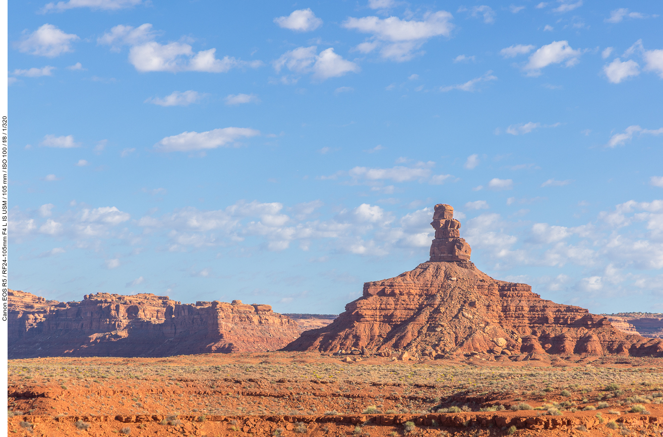 Das Valley of the Gods ähnelt im Aussehen dem wesentlich bekannteren und touristisch erschlossenen Monument Valley und weist vergleichbare Sandsteintürme und Felsnadeln auf. Es wird deshalb auch als "kleines Monument Valley" bezeichnet. Es liegt auf der gleichen Höhe von rund 1900 m und die Durchschnittstemperatur beträgt −3°C im Winter und 30°C im Sommer; das Wüstenklima lässt nur 200 mm Niederschlag im Jahr zu