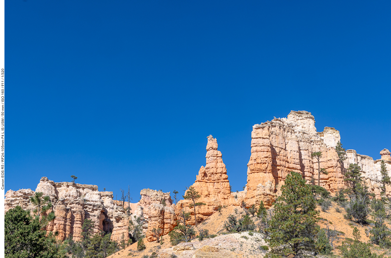 Der Bryce Canyon wurde nicht durch einen Fluss gebildet. Er ist damit kein Canyon im eigentlichen Sinne wie zum Beispiel der Grand Canyon. Wind, Wasser und Eis erodierten die Kante des Plateaus zu großen Amphitheatern mit bizarren Felsnadeln, sogenannte Hoodoos. Diese Felsnadeln erreichen eine Höhe bis zu 60 Metern. Die so entstandenen Amphitheater erstrecken sich über eine Länge von über 30 km. Das größte Amphitheater trägt den Namen Bryce Canyon. Es ist nahezu 5 km breit, 19 km lang und fällt über 240 Meter gegenüber dem Plateau ab