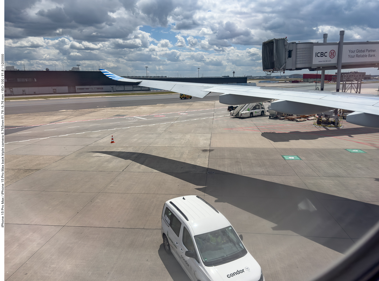 Blick aus dem Flugzeugfenster