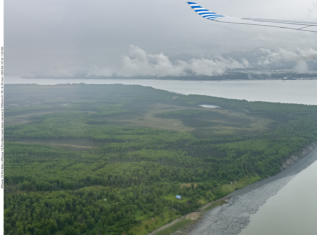 Landeanflug in Anchorage, hinten sieht man den "Turnagain Arm", eine Meeresbucht mit starken Gezeitenhüben