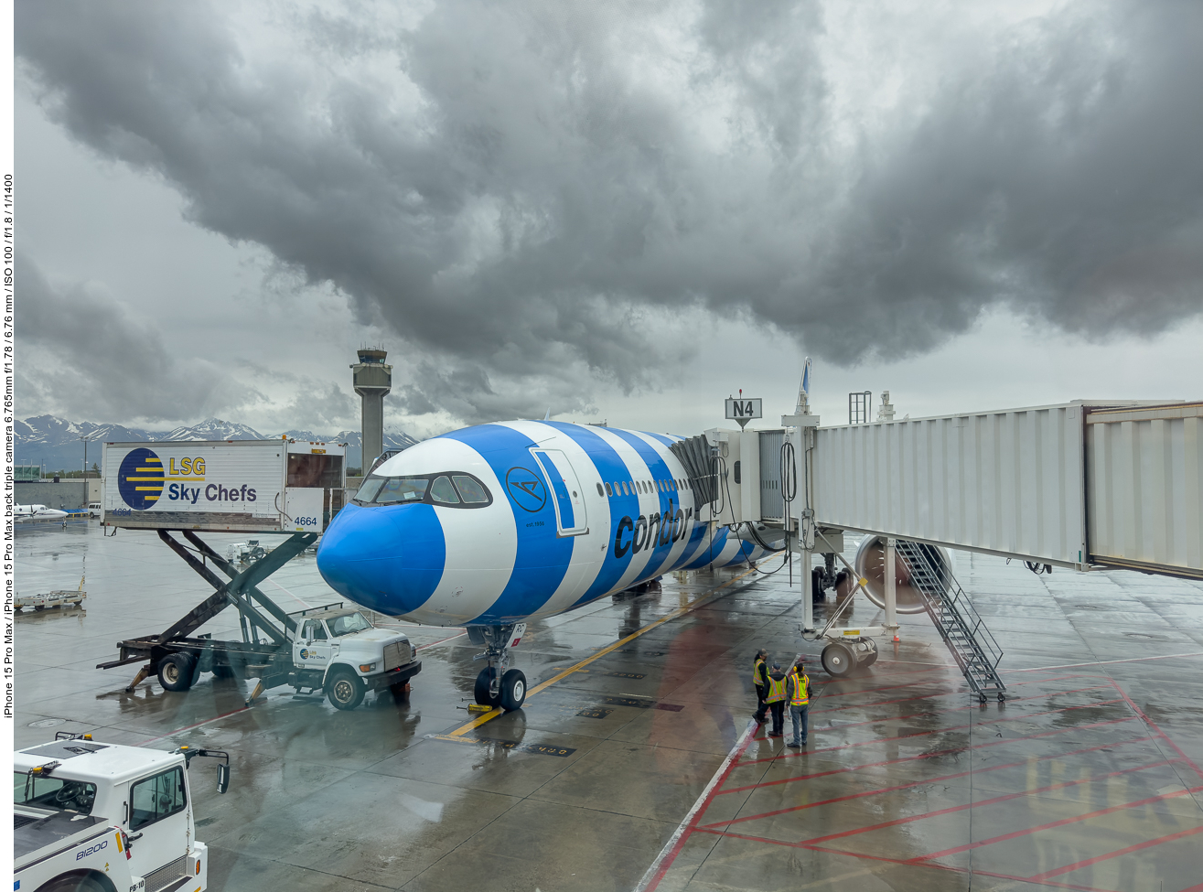 Unser Flieger durch das Flughafenfenster gesehen, leider regnet es :-(