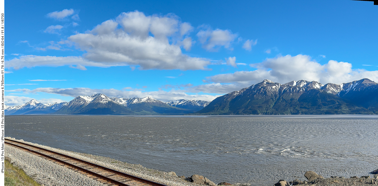 Chugach Mountains über dem Turnagain Arm, im Vordergrund die Gleise der Alaska Railroad