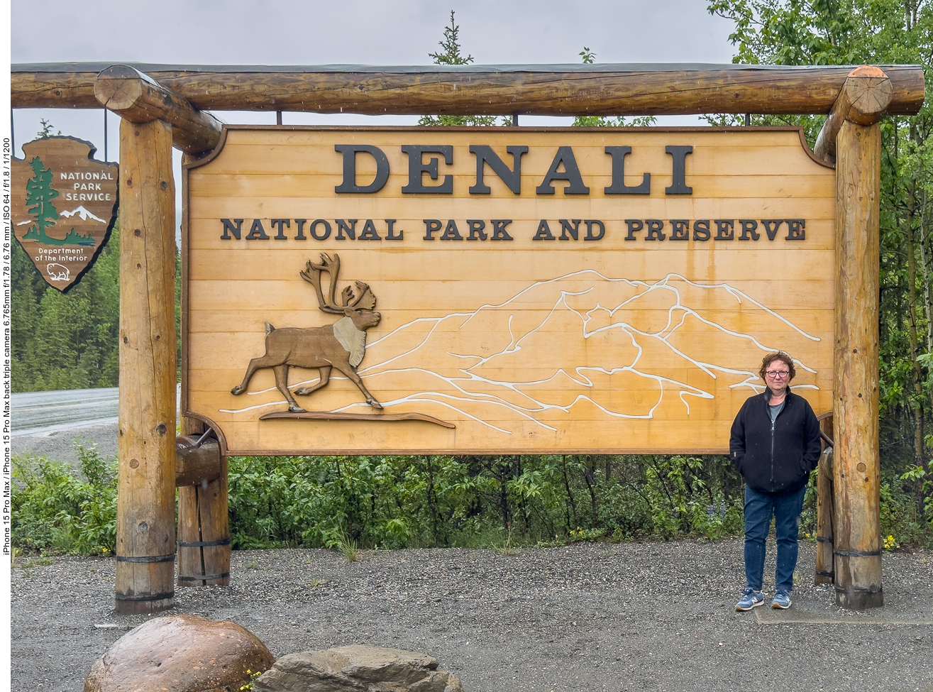 Schwesterchen am Eingang zum Denali National Park ...
