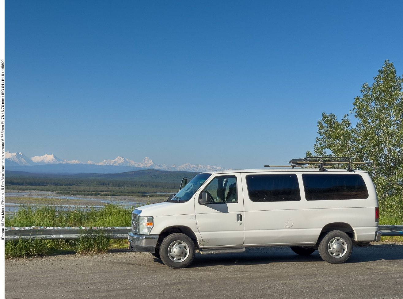 Nochmal unser Campervan vor den Bergen