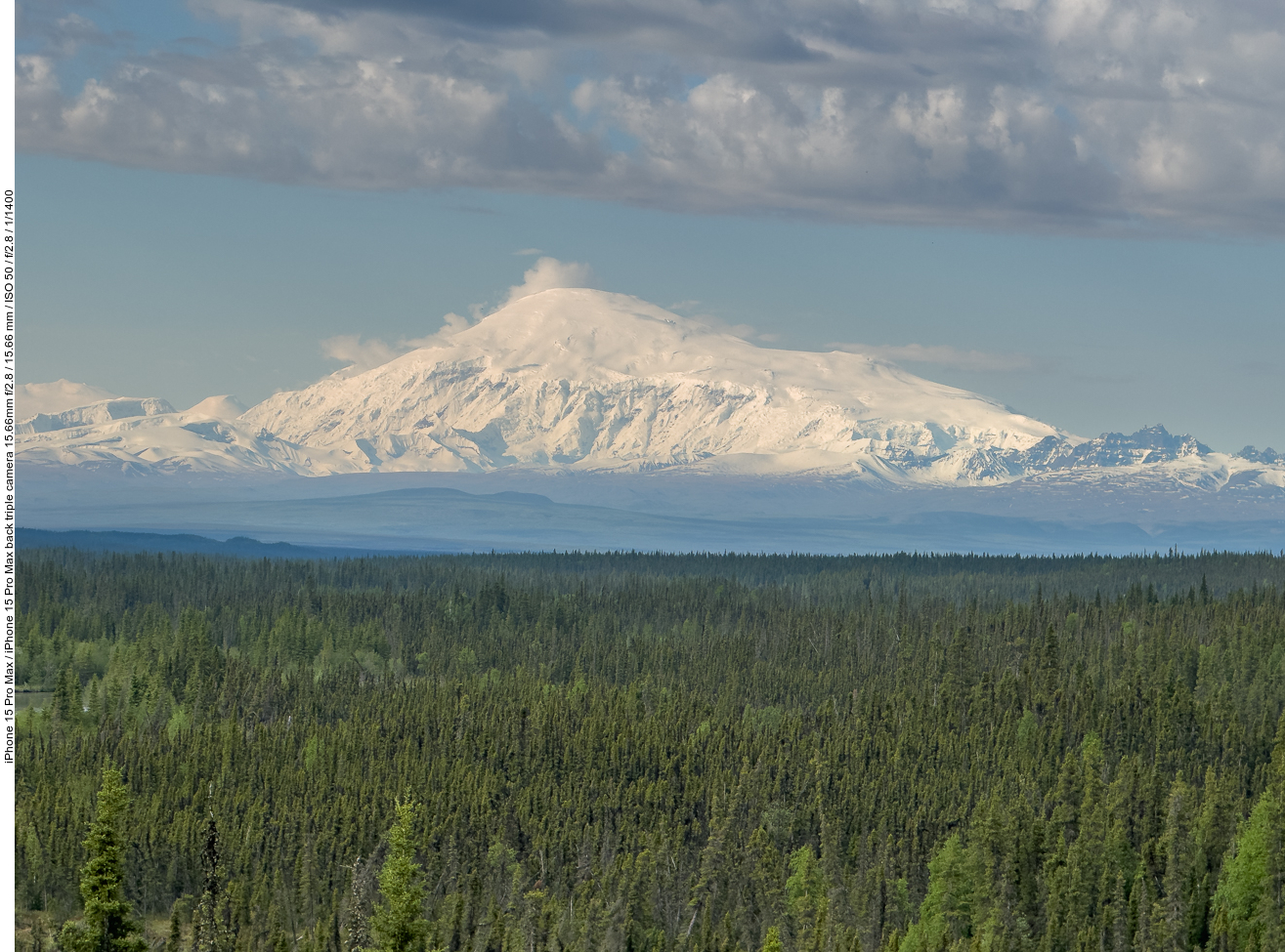 Das ist Alaska, riesige Wälder und schneebedeckte Berge ...