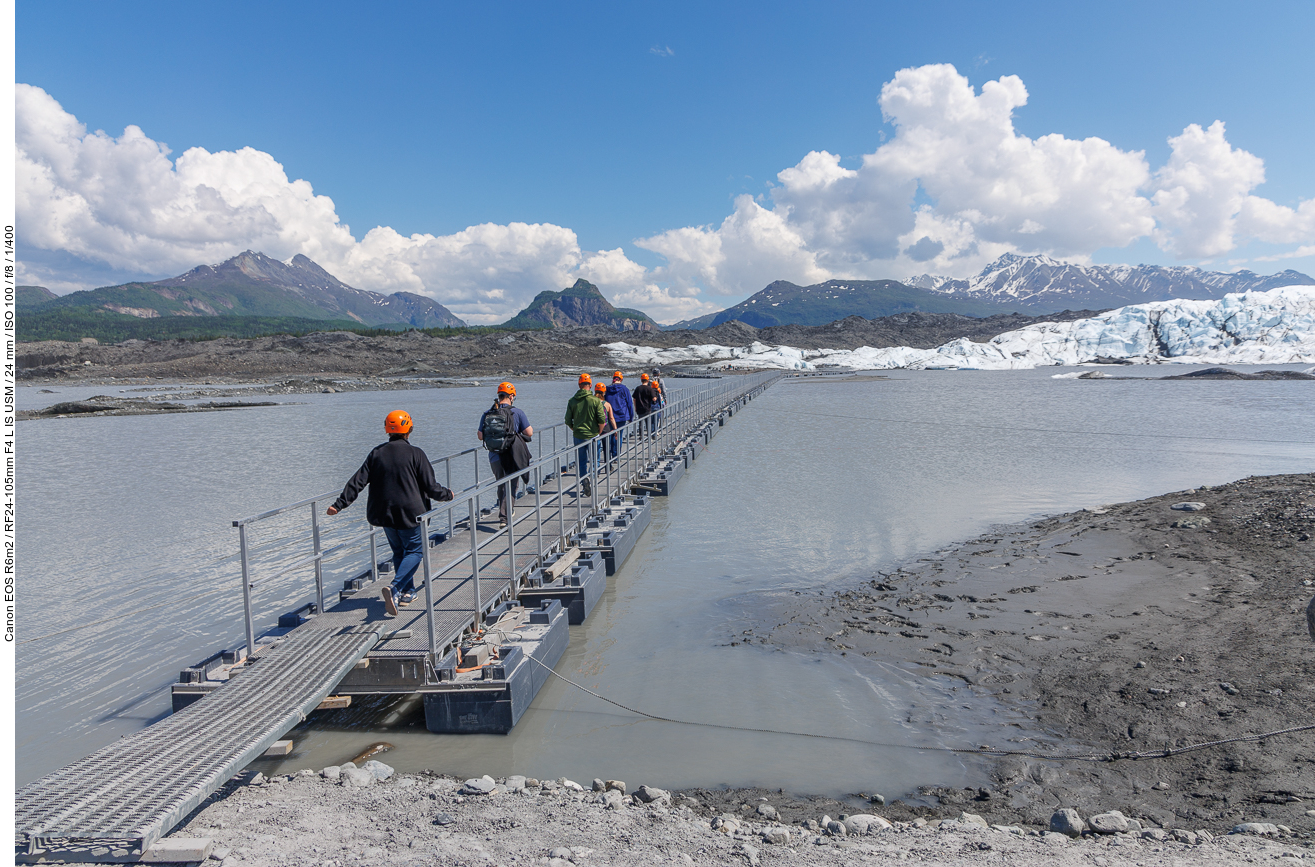 Auf der schwimmenden Brücke