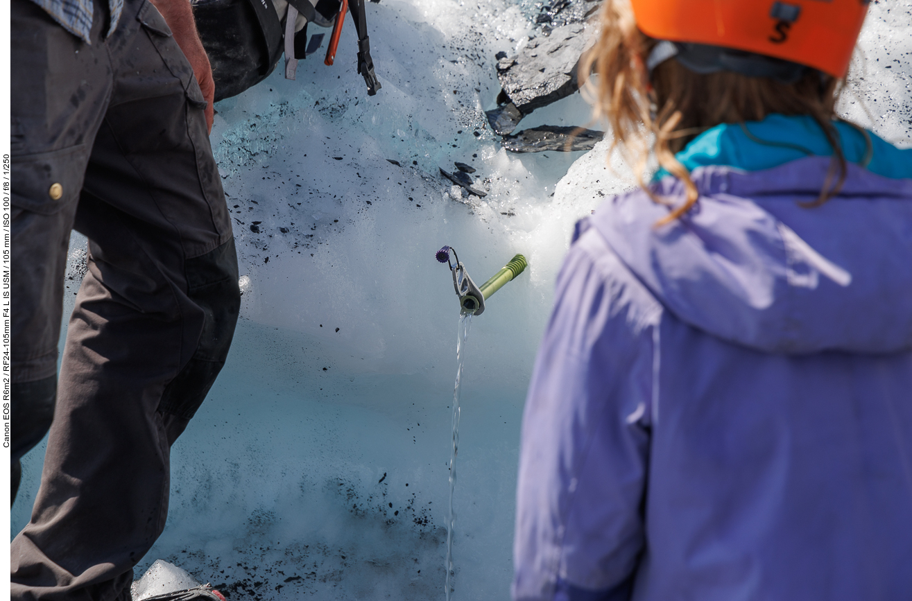 Unser Guide lässt uns uraltes Gletscherwasser trinken ...