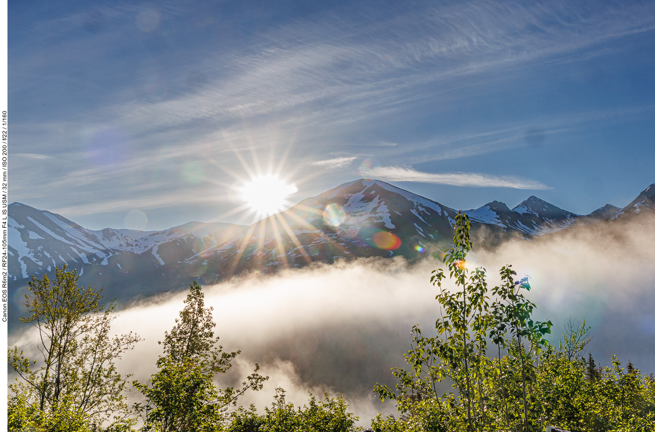 Sonnenaufgang hinter den Bergen