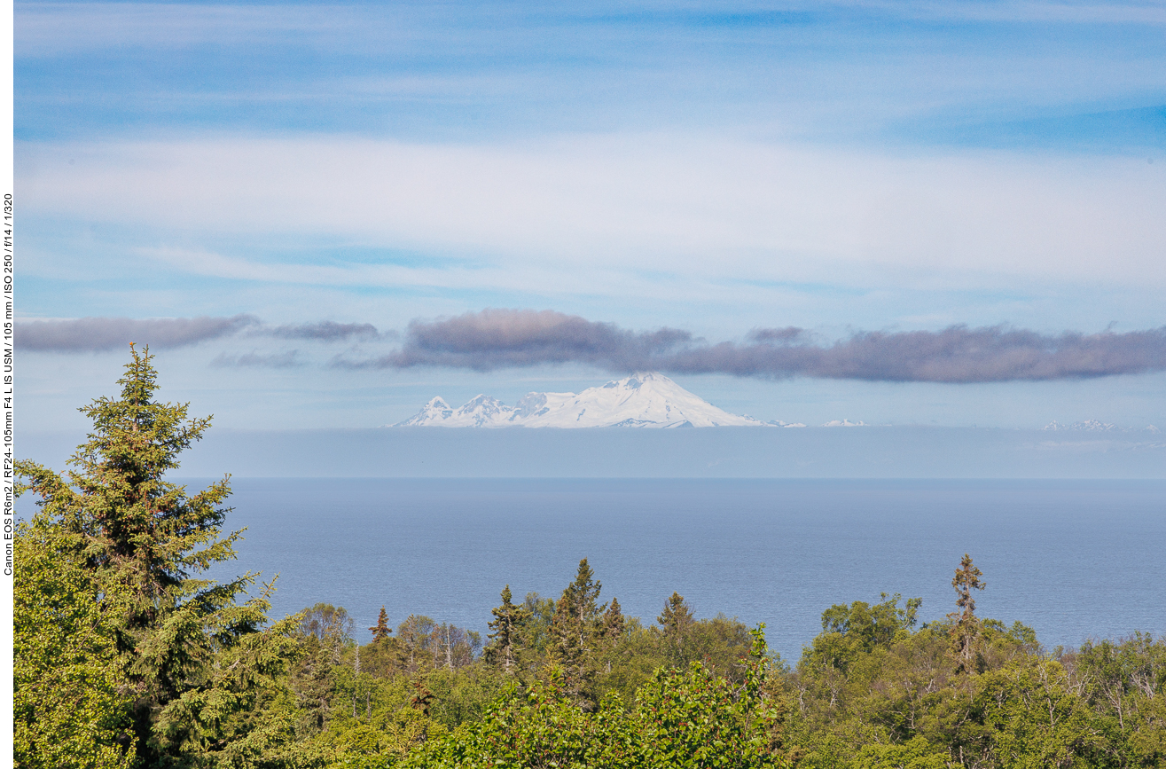 Schneebedeckte Vulkane am Horizont ...