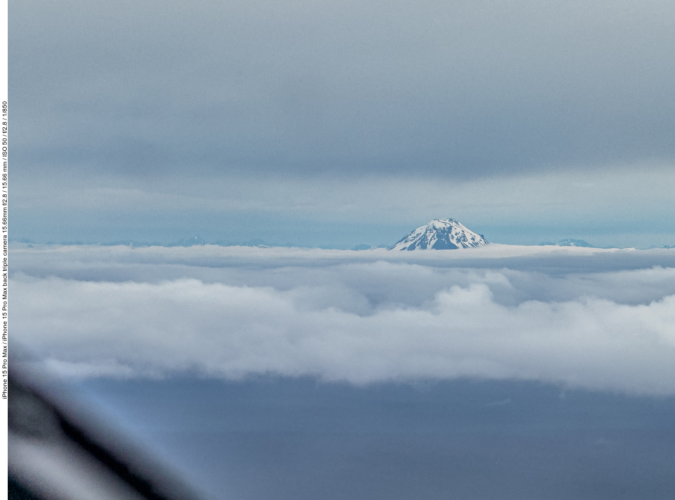 Vulkangipfel über den Wolken