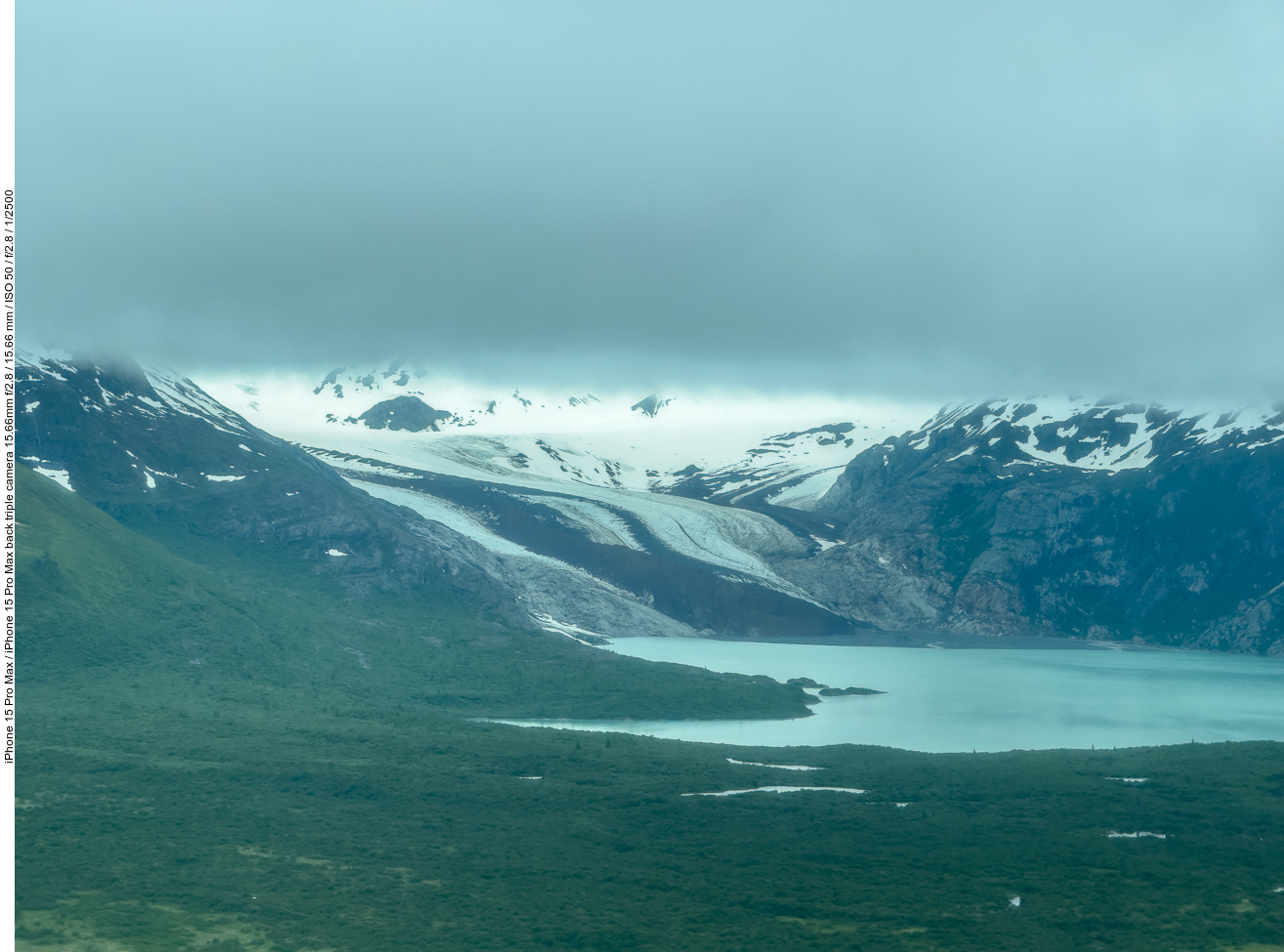 Einen Gletscher sehen wir auf dem Rückflug auch