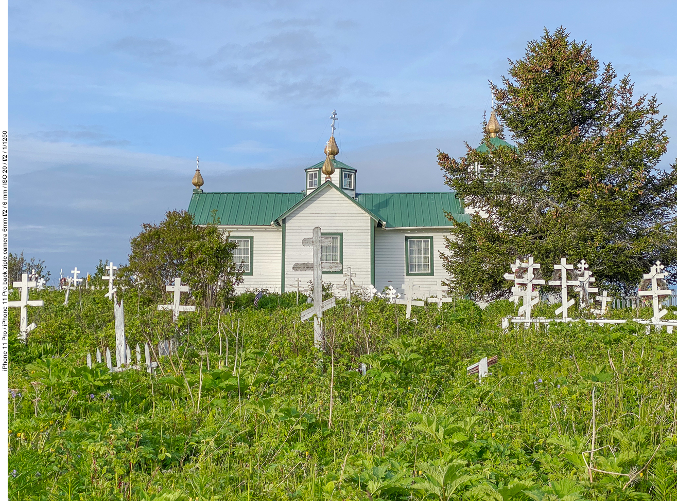 Neben der Kirche ist ein Friedhof ...