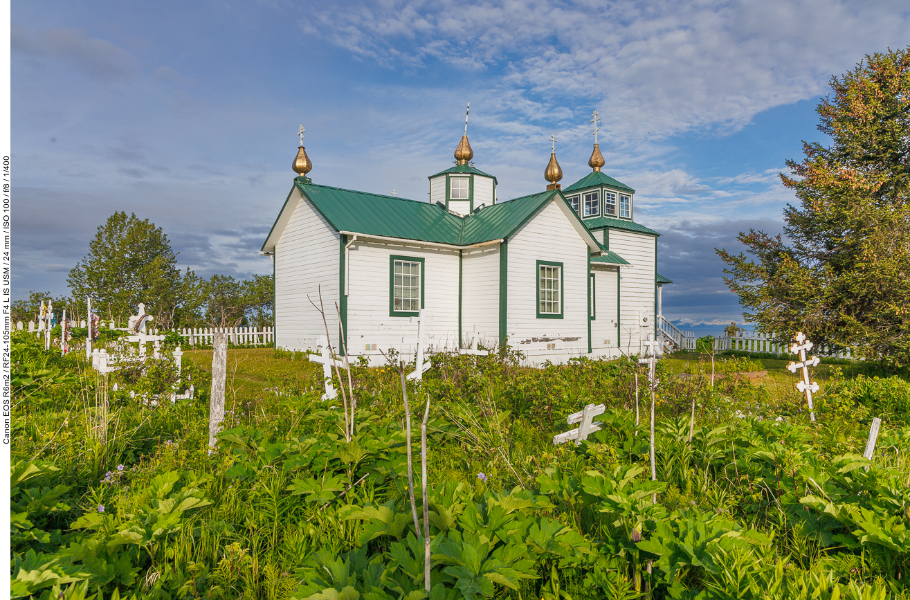 ... die orthodoxischen Kreuze sind typisch für die russische Kirche