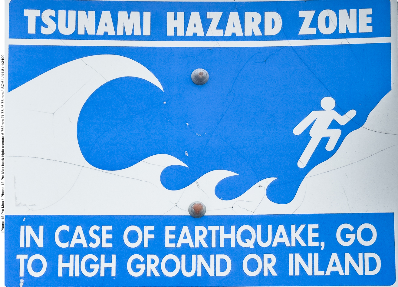 Wie an fast allen Küsten hier, gibt es Warnschilder zum Verhalten bei Erdbeben/Tsunamis