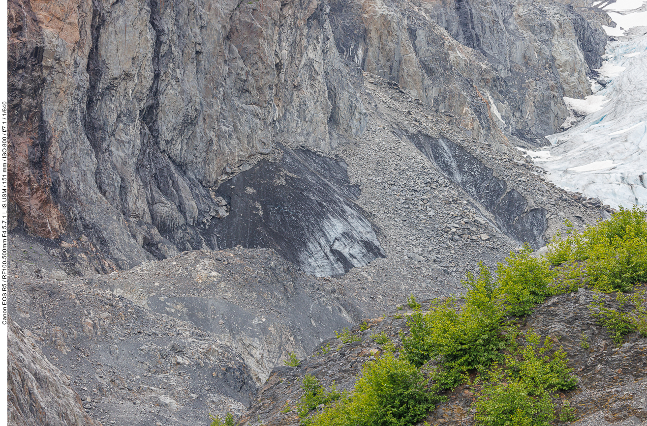 Unter den Steinen (mitgeführter Schutt) ist auch noch Eis