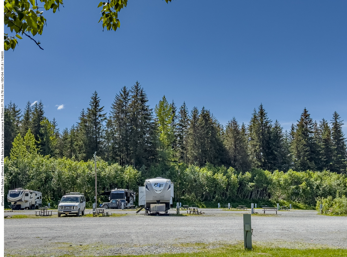 Neben den Riesen-Wohnwagen sieht unser Campervan richtig mickrig aus