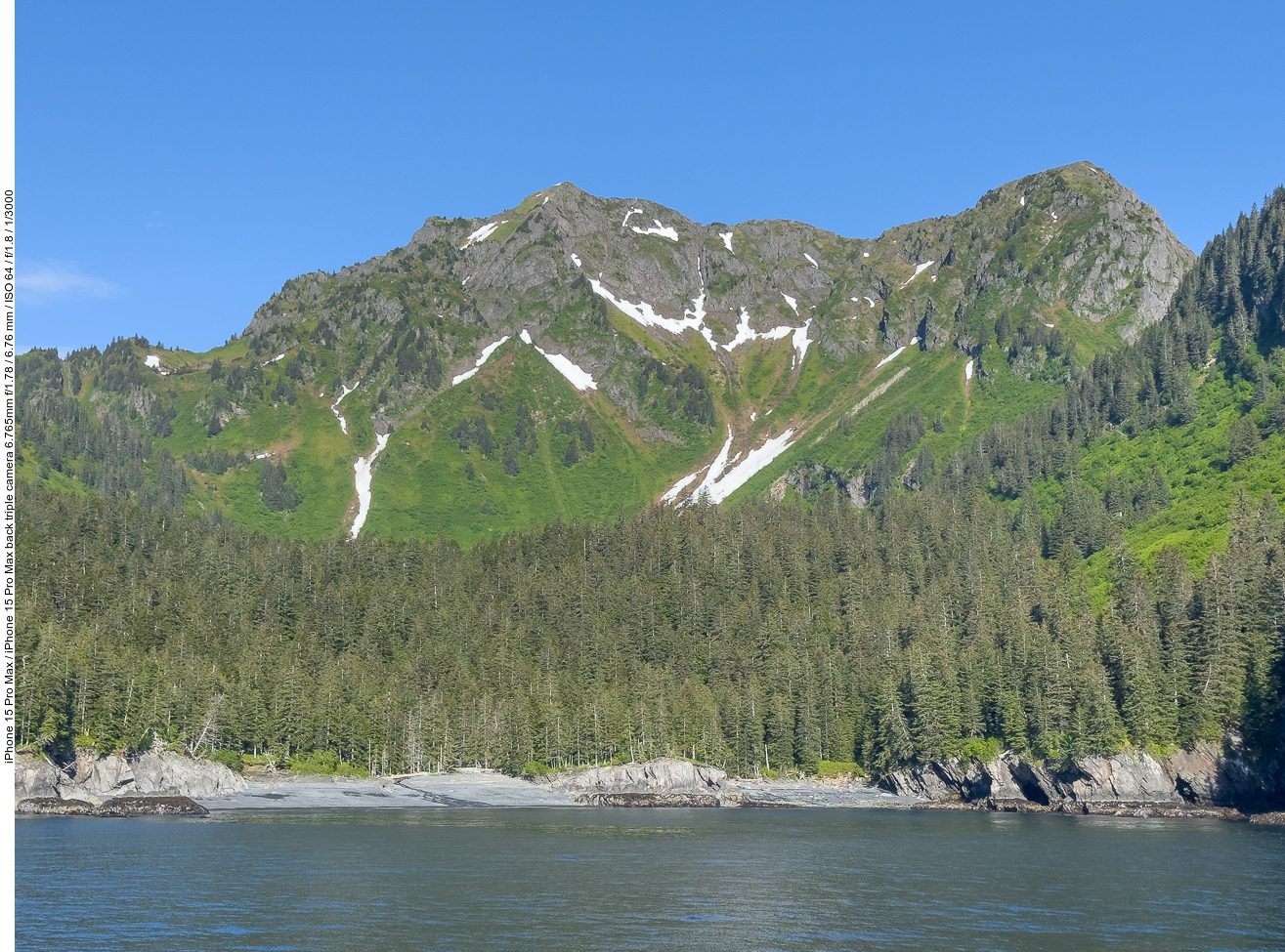 Die Berge reichen bis ans Meer heran