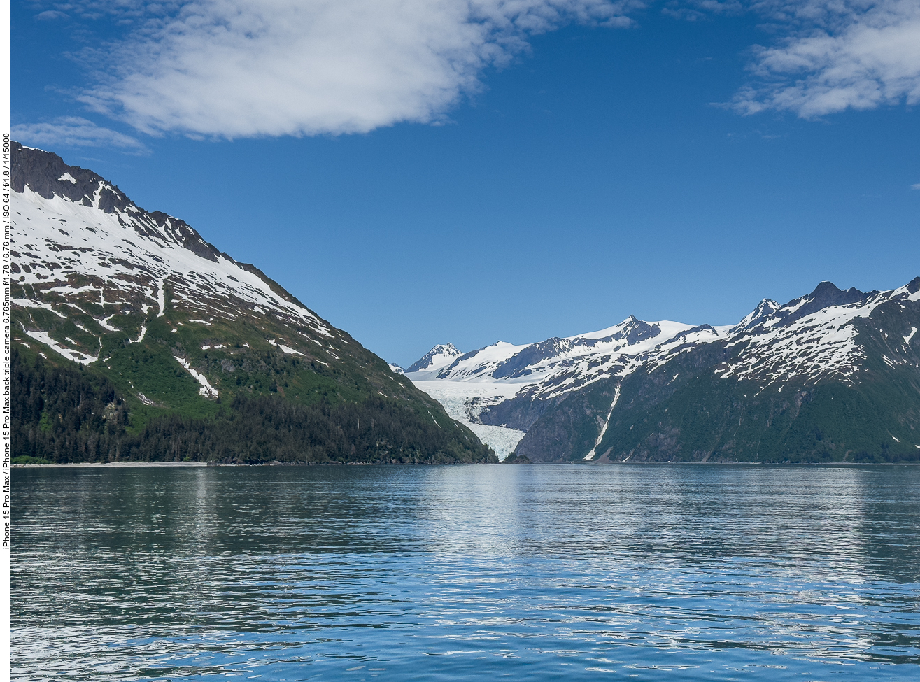 ... wälzen sich Gletscher ins Meer