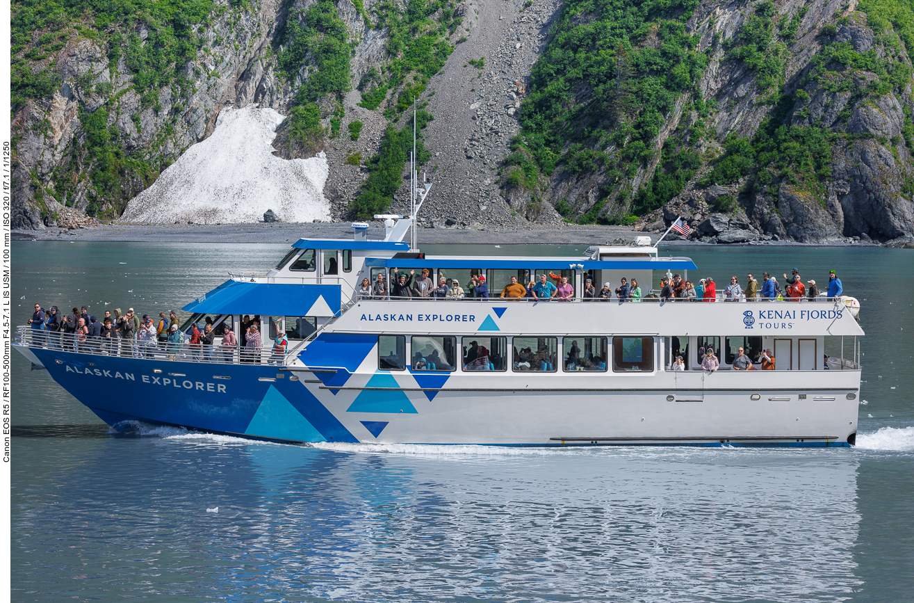 Ein weiteres Touristenschiff fährt in den Fjord, die Besucherzahlen und -zeiten sind gesetzlich geregelt