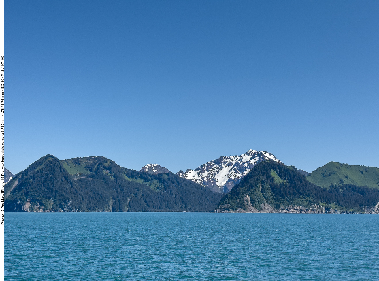 Bewaldete und schneebedeckte Berge